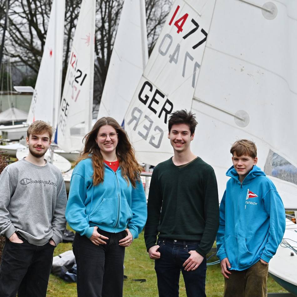 Saisonstart auf der Bever: Junge Segler holen ihre Jollen aus dem Winterschlaf