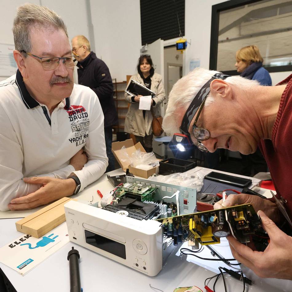 Repair-Café in Leverkusen: Wo Smartphones, Staubsauger und Stereoanlagen zu neuem Leben erwachen