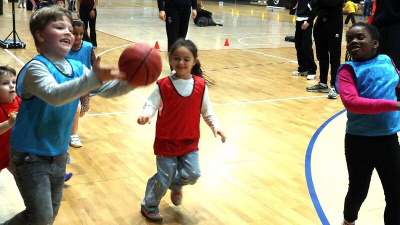 Aktionstag für Kita-Kinder in Leverkusen: Basketball-Minis treffen auf Basketballprofis