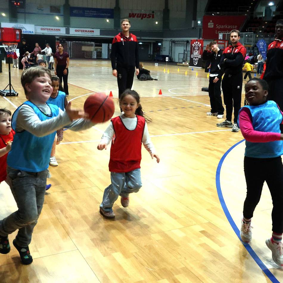 Aktionstag für Kita-Kinder in Leverkusen: Basketball-Minis treffen auf Basketballprofis