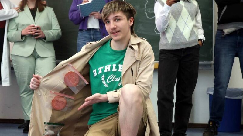 Schüler-Kabarett in Leverkusen: „Künstlerische Intelligenz“ nimmt absurde Alltagsfragen aufs Korn