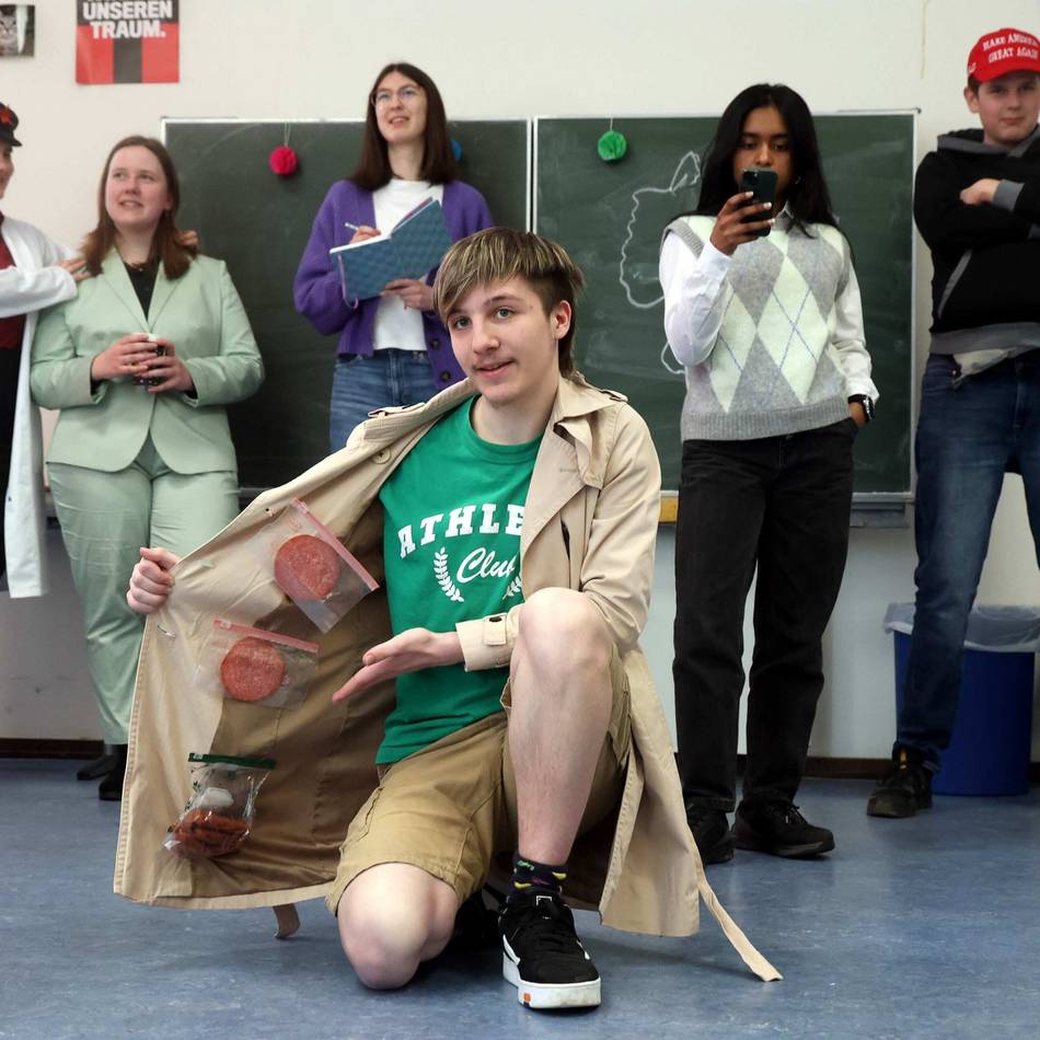 Schüler-Kabarett in Leverkusen: „Künstlerische Intelligenz“ nimmt absurde Alltagsfragen aufs Korn