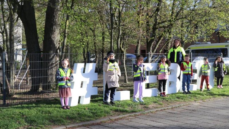 Besondere Verkehrskontrolle in Neuss: Kita-Kinder belohnen Autofahrer