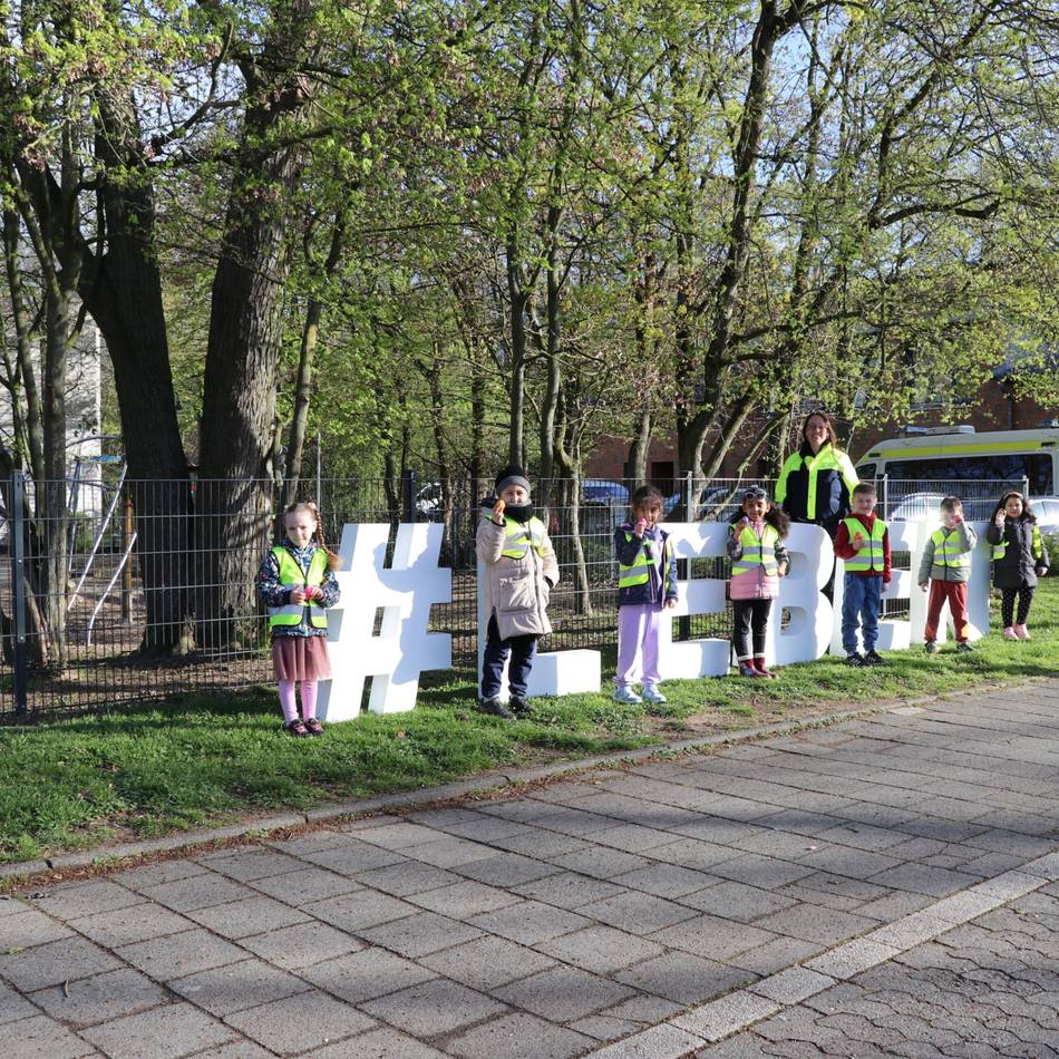 Besondere Verkehrskontrolle in Neuss: Kita-Kinder belohnen Autofahrer