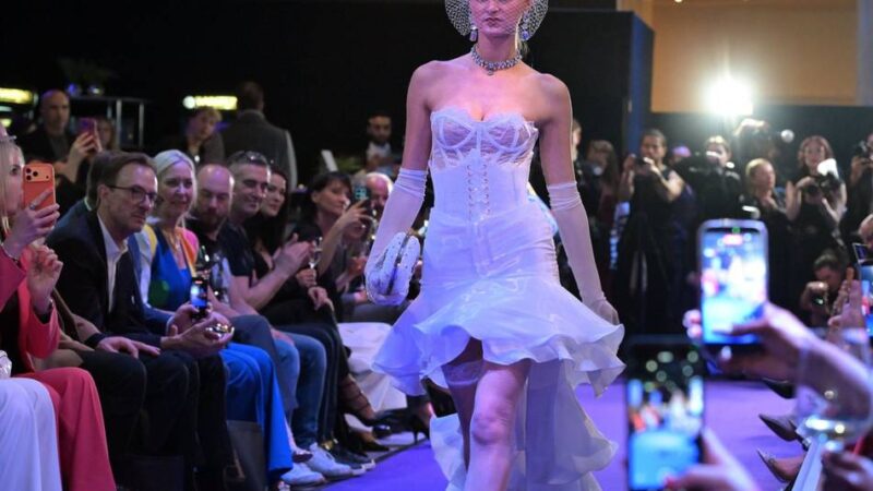 Fashion-Event in Düsseldorf: Fans feiern opulente Modenschau von Seyit Ares