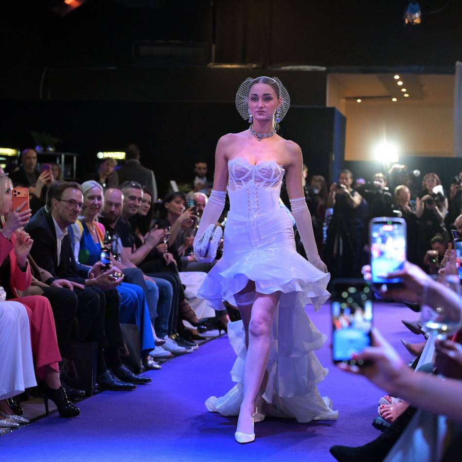 Fashion-Event in Düsseldorf: Fans feiern opulente Modenschau von Seyit Ares