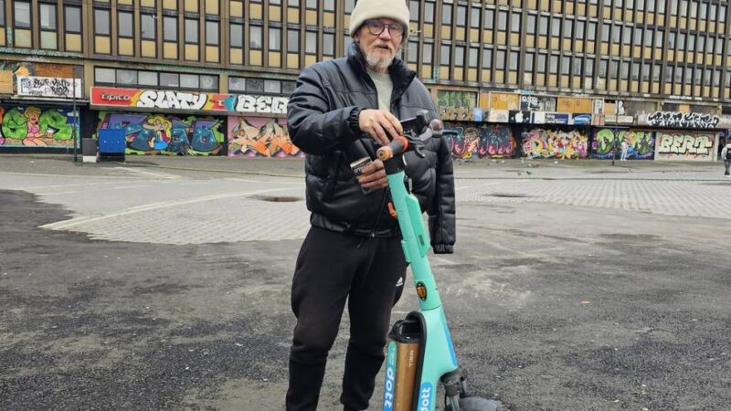 Mobilität in Mönchengladbach: Heinz Lipps (71) will nach dem Unfall weiter E-Scooter fahren