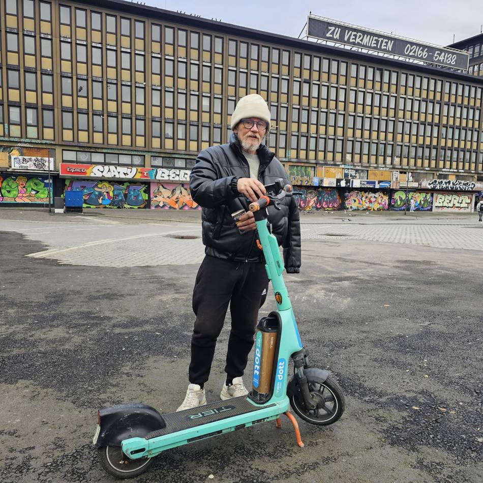 Mobilität in Mönchengladbach: Heinz Lipps (71) will nach dem Unfall weiter E-Scooter fahren
