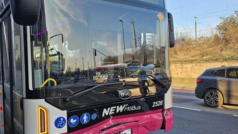 Unfall in Mönchengladbach: Omnibus stößt mit Auto zusammen