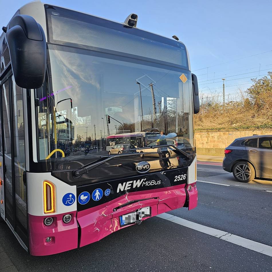Unfall in Mönchengladbach: Omnibus stößt mit Auto zusammen