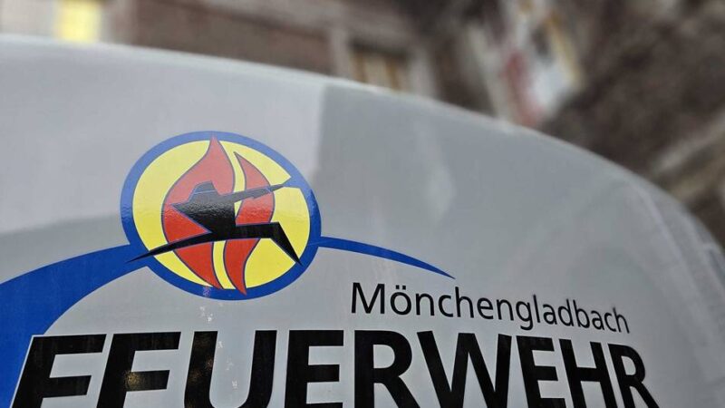 Katastrophenschutz in Mönchengladbach getestet: Feuerwehr übt Dekontaminierung von Einsatzkräften