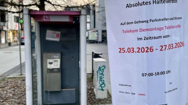 „Foto der Woche“ aus Wermelskirchen: Telefonzelle verschwindet aus dem Stadtbild