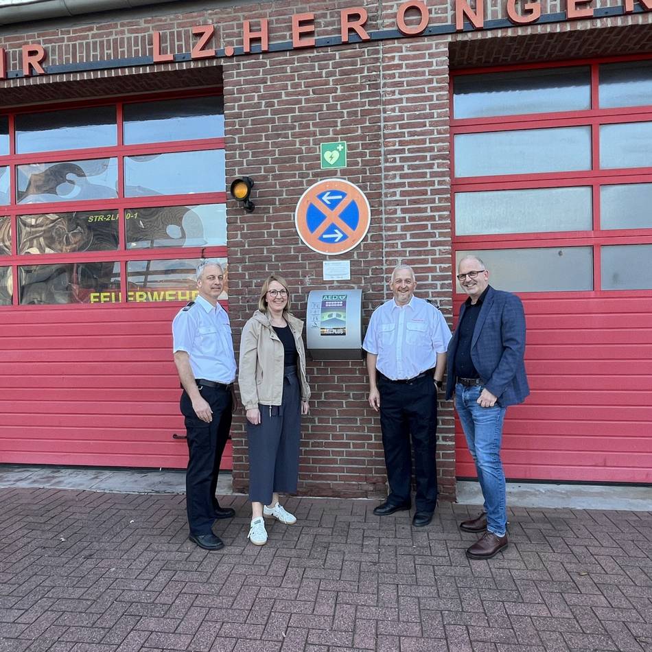 Geräte für den Notfall: Defibrillatoren an Feuerwehrhäusern in Straelen installiert
