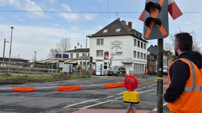Bahnübergang in Osterath: Bahnschranken könnten schon im April repariert sein