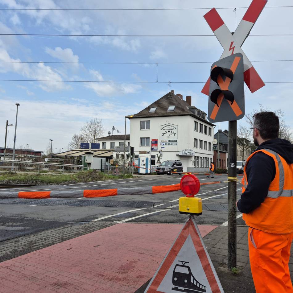 Bahnübergang in Osterath: Bahnschranken könnten schon im April repariert sein
