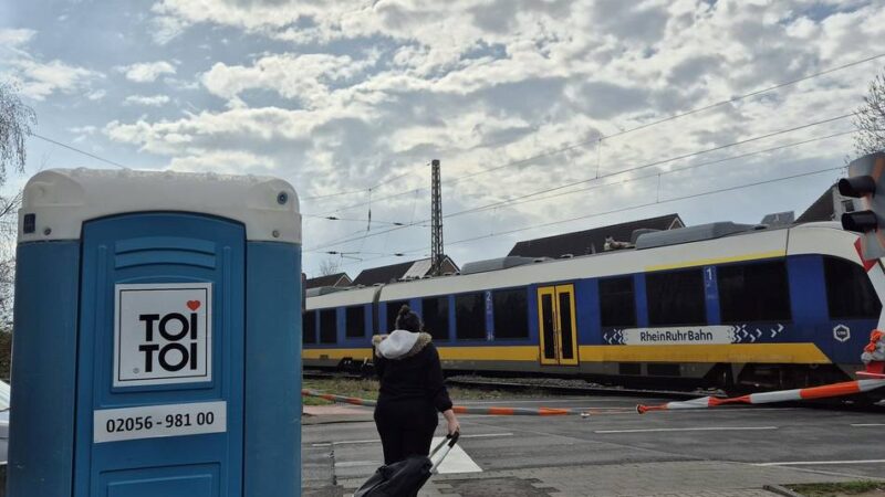Ärger über Wildpinkeln in Meerbusch: Arbeiter am Bahnübergang bekommen nach Wochen endlich eine Toilette