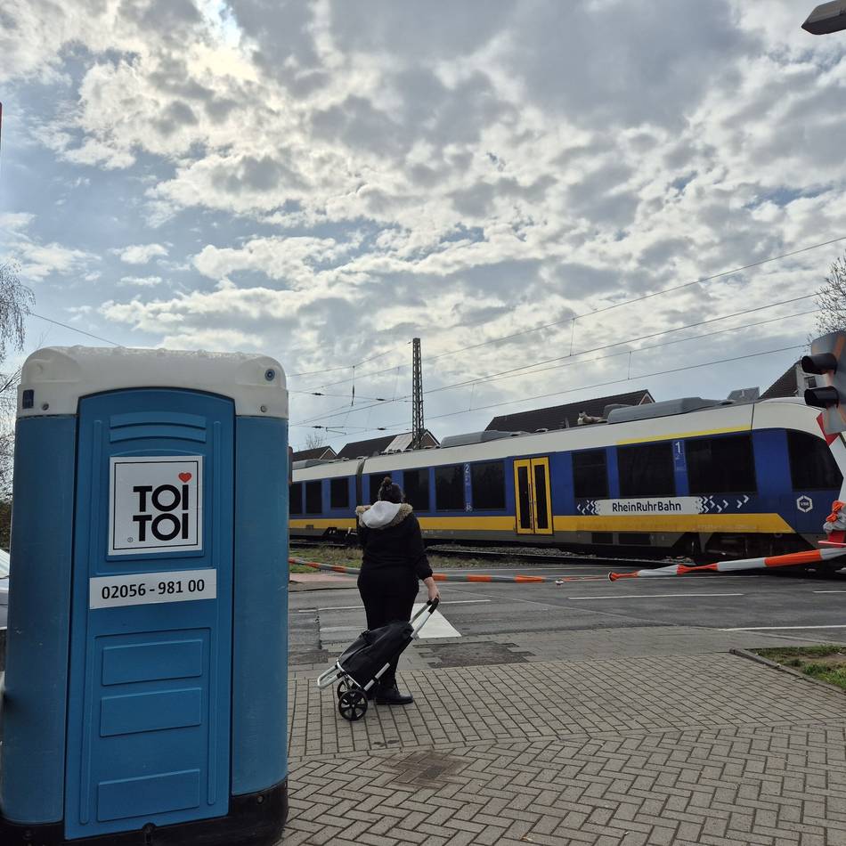 Ärger über Wildpinkeln in Meerbusch: Arbeiter am Bahnübergang bekommen nach Wochen endlich eine Toilette