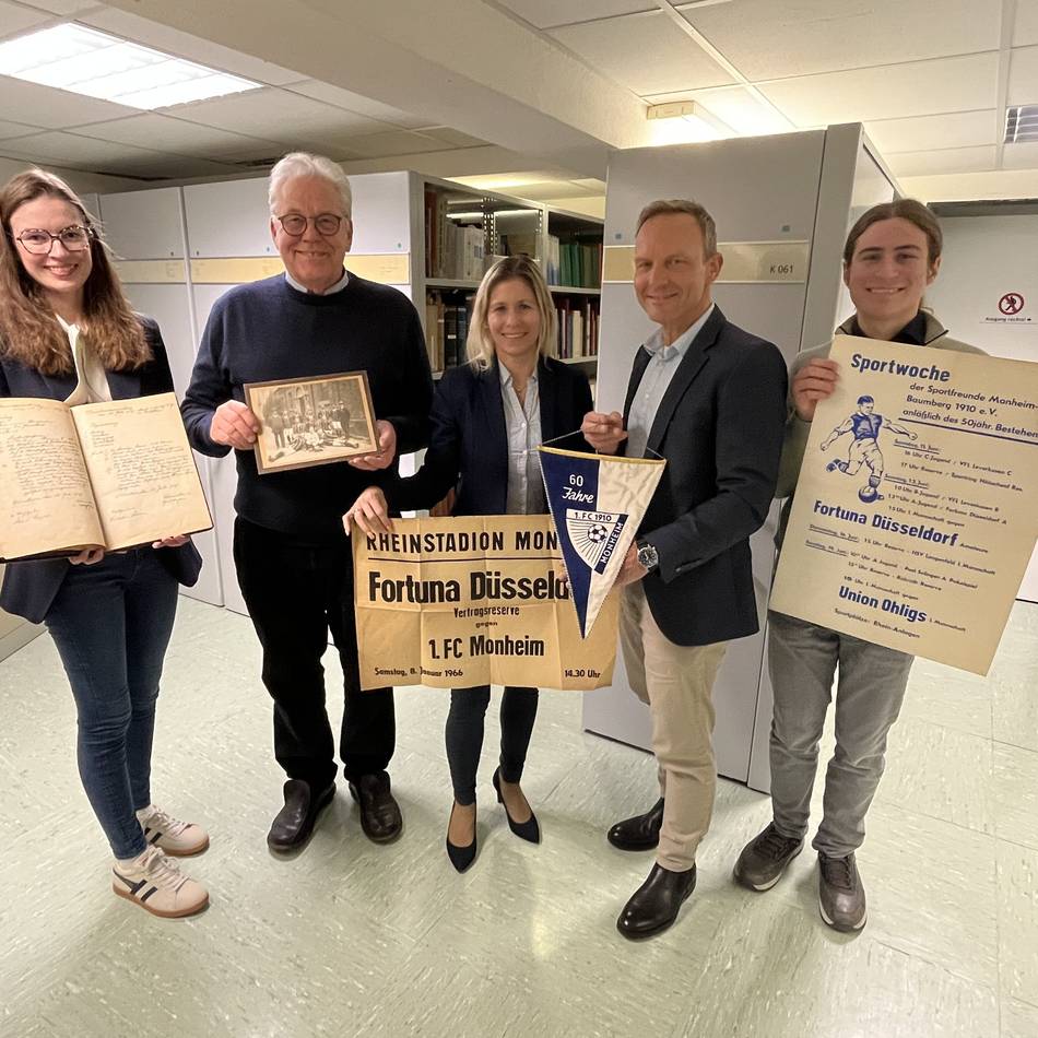 Schenkung von Armin Drösser: Sammlung über den 1. FC Monheim kommt ins Stadtarchiv
