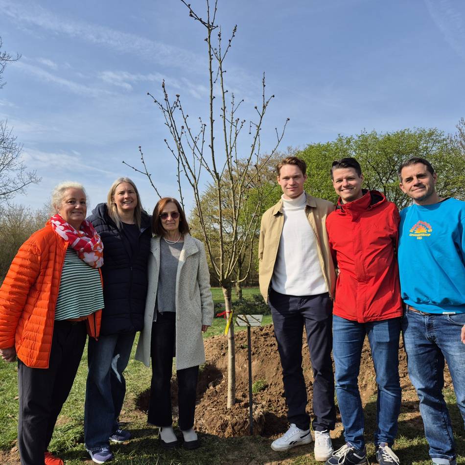 Meerbusch-Gymnasium erinnert an Lehrer: Ein Baum für Klaus Winkelmann