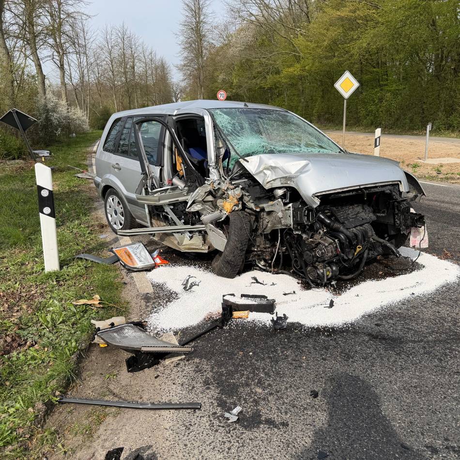 K18 stundenlang gesperrt: 91-Jähriger bei Alleinunfall in Dormagen schwer verletzt