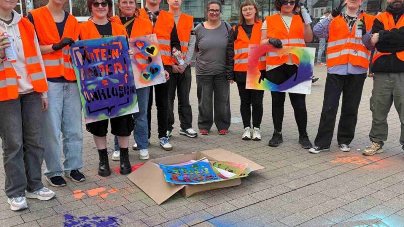 In Monheim Mitte: Jugendliche setzen farbige Zeichen für mehr Respekt