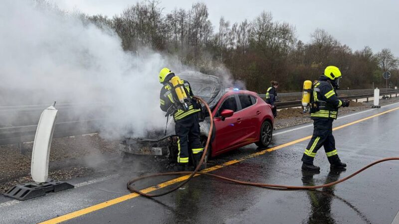 Verkehrschaos in Jüchen: Auto brennt – Vollsperrung auf A 46
