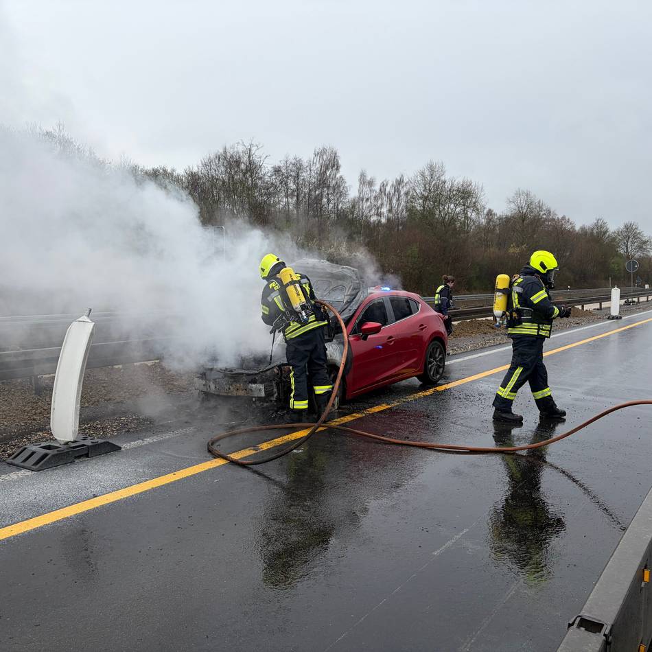 Verkehrschaos in Jüchen: Auto brennt – Vollsperrung auf A 46