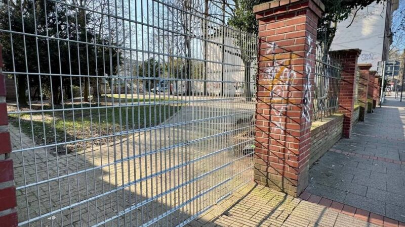 Drogen-Spot an Neusser Stadthalle komplett eingezäunt: Das Ende eines Angstraums