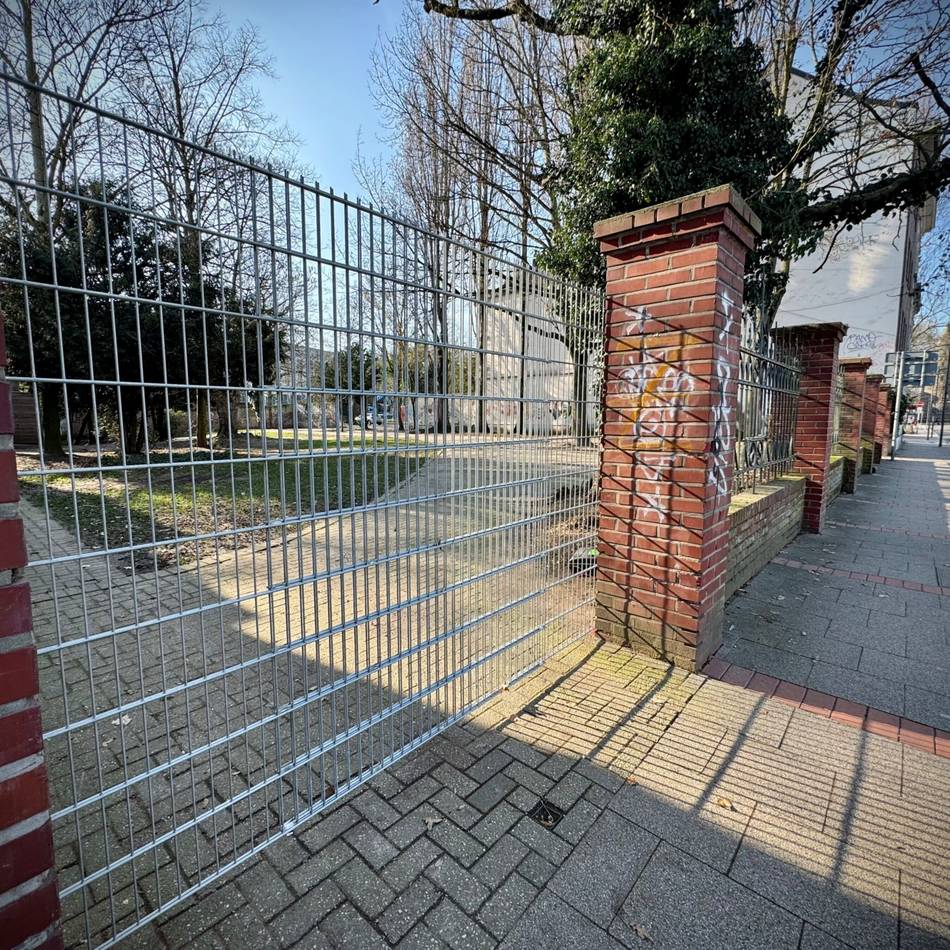 Drogen-Spot an Neusser Stadthalle komplett eingezäunt: Das Ende eines Angstraums