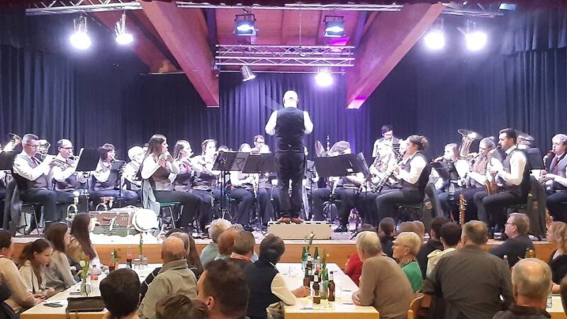 Frühjahrskonzert des Musikvereins Harmonie: „Preisgekrönte Musik“ auf Sonsbecks Kastell-Bühne