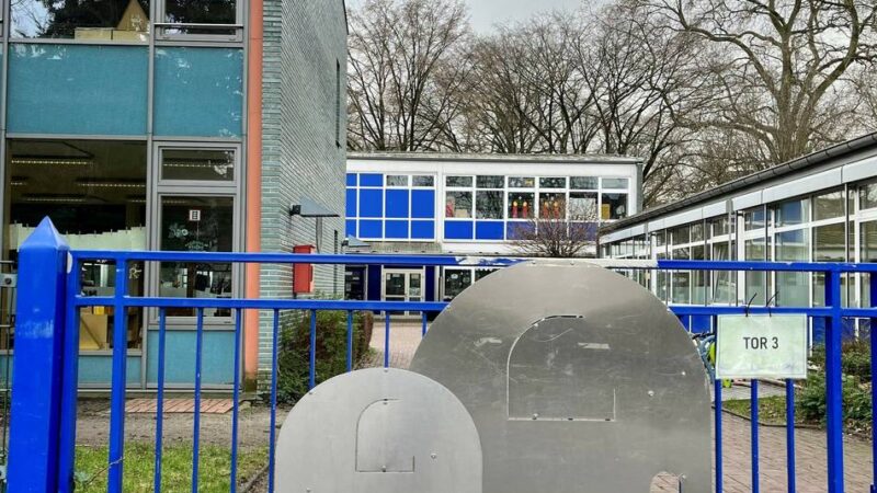 Exhibitionismus im Klassenzimmer: Hilfskraft entblößt sich vor Kindern an Düsseldorfer Grundschule