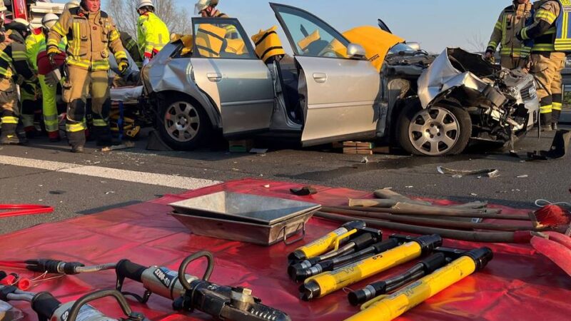 Unfall auf der A44: Feuerwehr entfernt Autodach zur Bergung von verletztem Fahrer