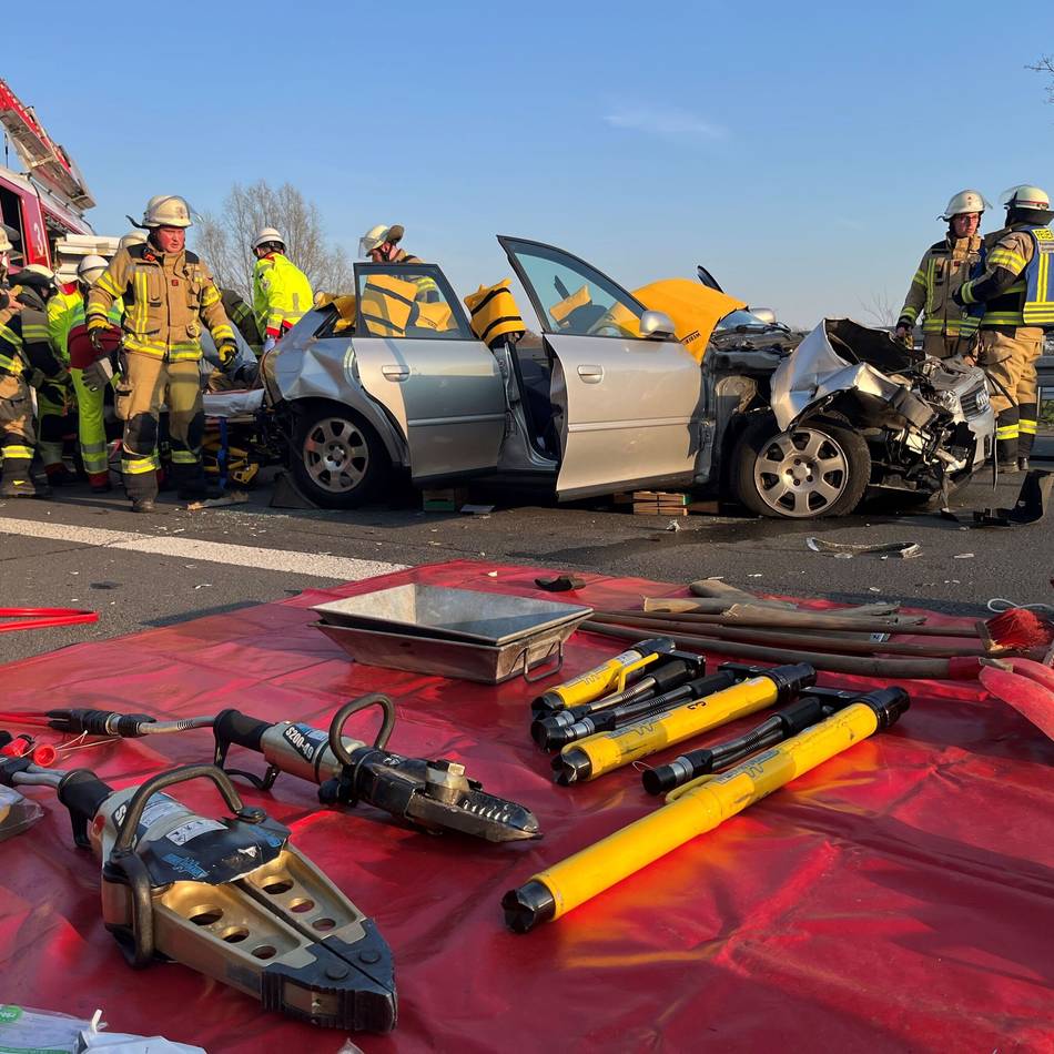 Unfall auf der A44: Feuerwehr entfernt Autodach zur Bergung von verletztem Fahrer