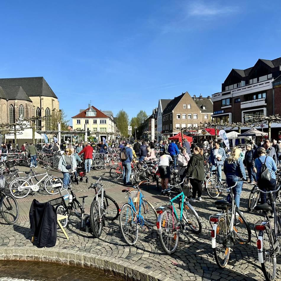 Event in der Innenstadt: Hunderte Schnäppchen-Fahrräder auf dem Gelderner Markt