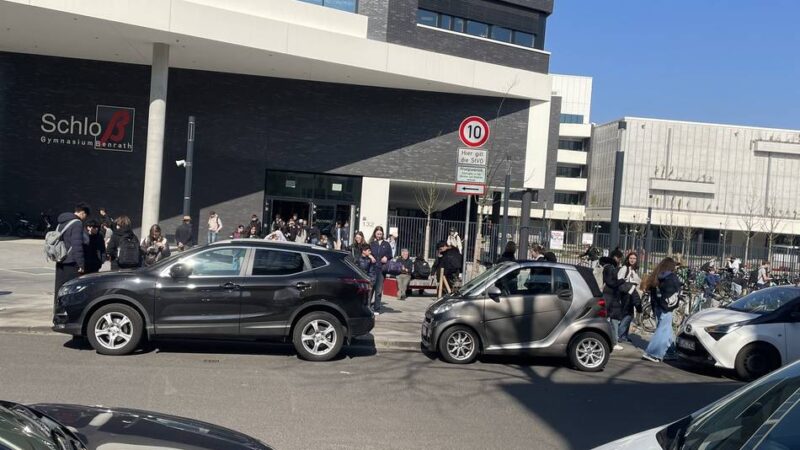 Schulkomplex Benrodestraße: Politik will den Radverkehr vor der Schule vom Bürgersteig holen