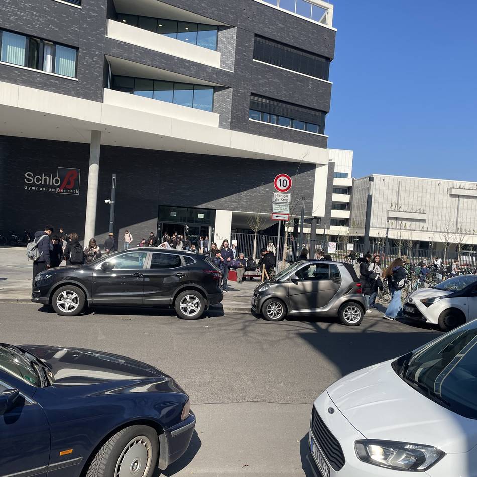 Schulkomplex Benrodestraße: Politik will den Radverkehr vor der Schule vom Bürgersteig holen