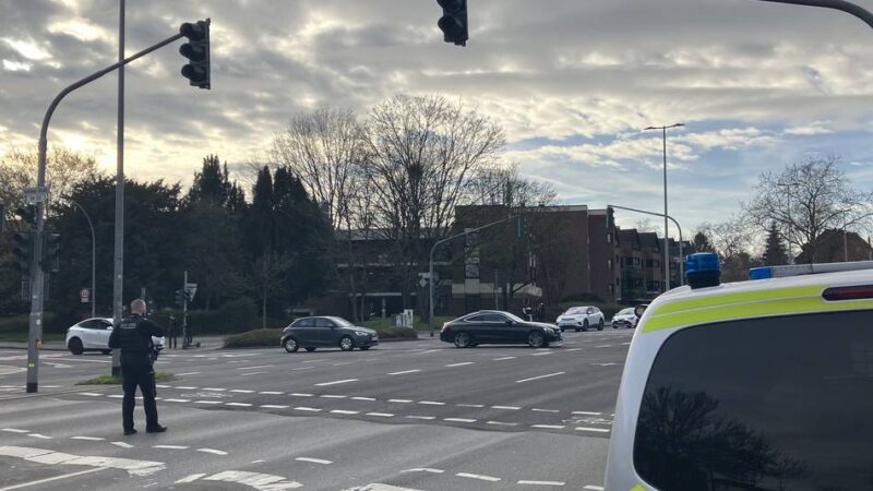 Stau im Feierabendverkehr: Ausgefallene Ampel an Mönchengladbacher Hauptverkehrskreuzung