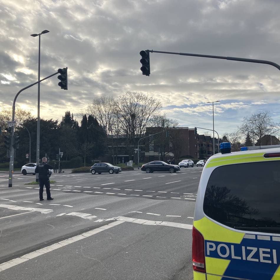 Stau im Feierabendverkehr: Ausgefallene Ampel an Mönchengladbacher Hauptverkehrskreuzung