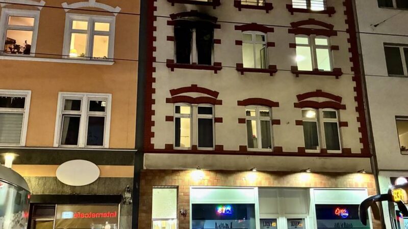 In Flingern: Frau bei Brand lebensgefährlich verletzt