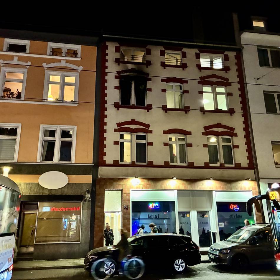 In Flingern: Frau bei Brand lebensgefährlich verletzt