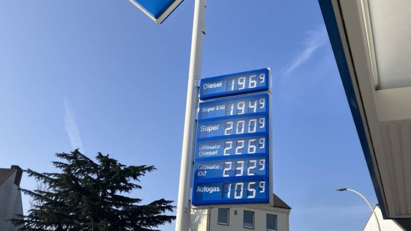 Tankstellen in Mönchengladbach: „Habe meiner Frau gesagt, dass die Spritpreise hier bald explodieren“