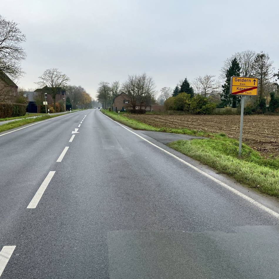Zwischen Geldern und Kapellen: Lkw pflügt 50 Meter durch Grünstreifen – Straße komplett verdreckt