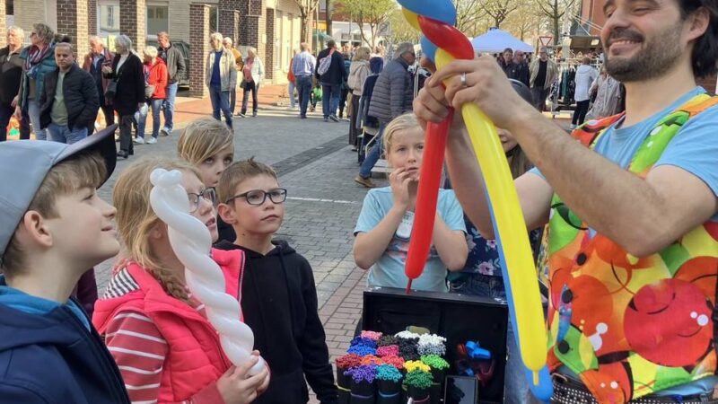 Mit verkaufsoffenem Sonntag im Ortskern: Sonsbecker Frühlingsmarkt zieht die großen und kleinen Besucher magisch an