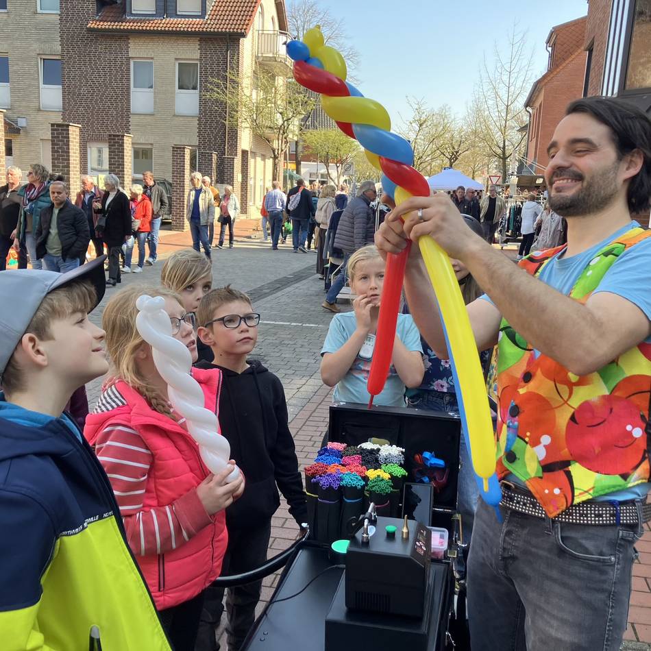 Mit verkaufsoffenem Sonntag im Ortskern: Sonsbecker Frühlingsmarkt zieht die großen und kleinen Besucher magisch an