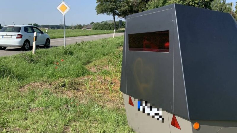 Zwei neue Blitzer sind schon da: Streit um zusätzlichen Blitzeranhänger im Kreis Kleve