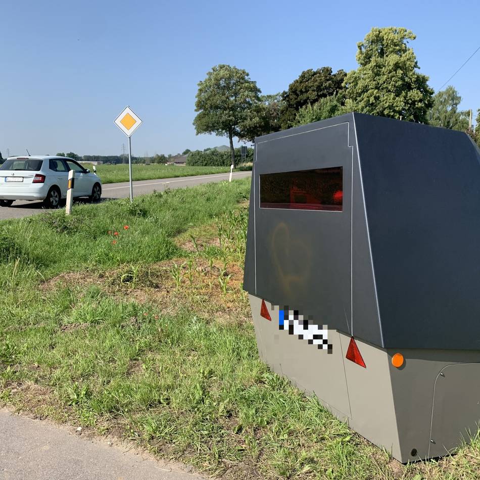 Zwei neue Blitzer sind schon da: Streit um zusätzlichen Blitzeranhänger im Kreis Kleve