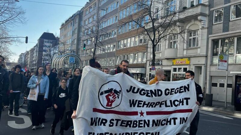 Schüler-Demo in Düsseldorf: „Warum sollen wir uns über einen Beruf Gedanken machen, wenn wir im Krieg sterben könnten?“