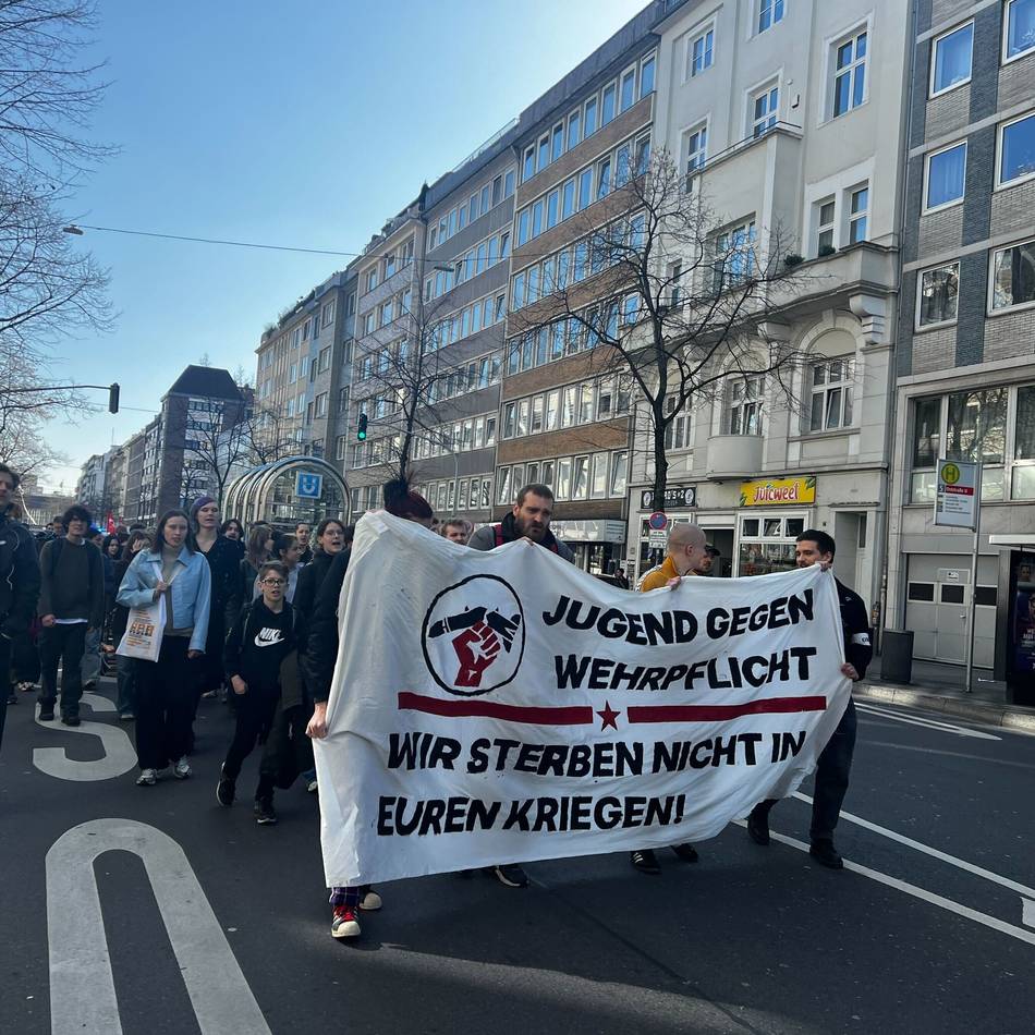 Schüler-Demo in Düsseldorf: „Warum sollen wir uns über einen Beruf Gedanken machen, wenn wir im Krieg sterben könnten?“