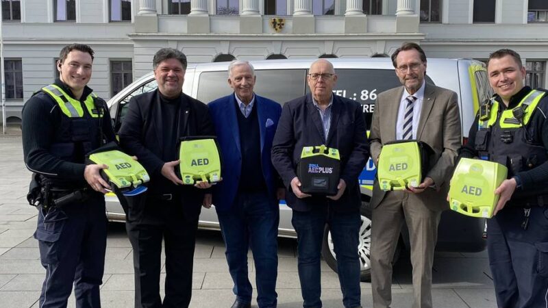Sicherheit in Krefeld: Defibrillatoren für die Fahrzeuge des KOD