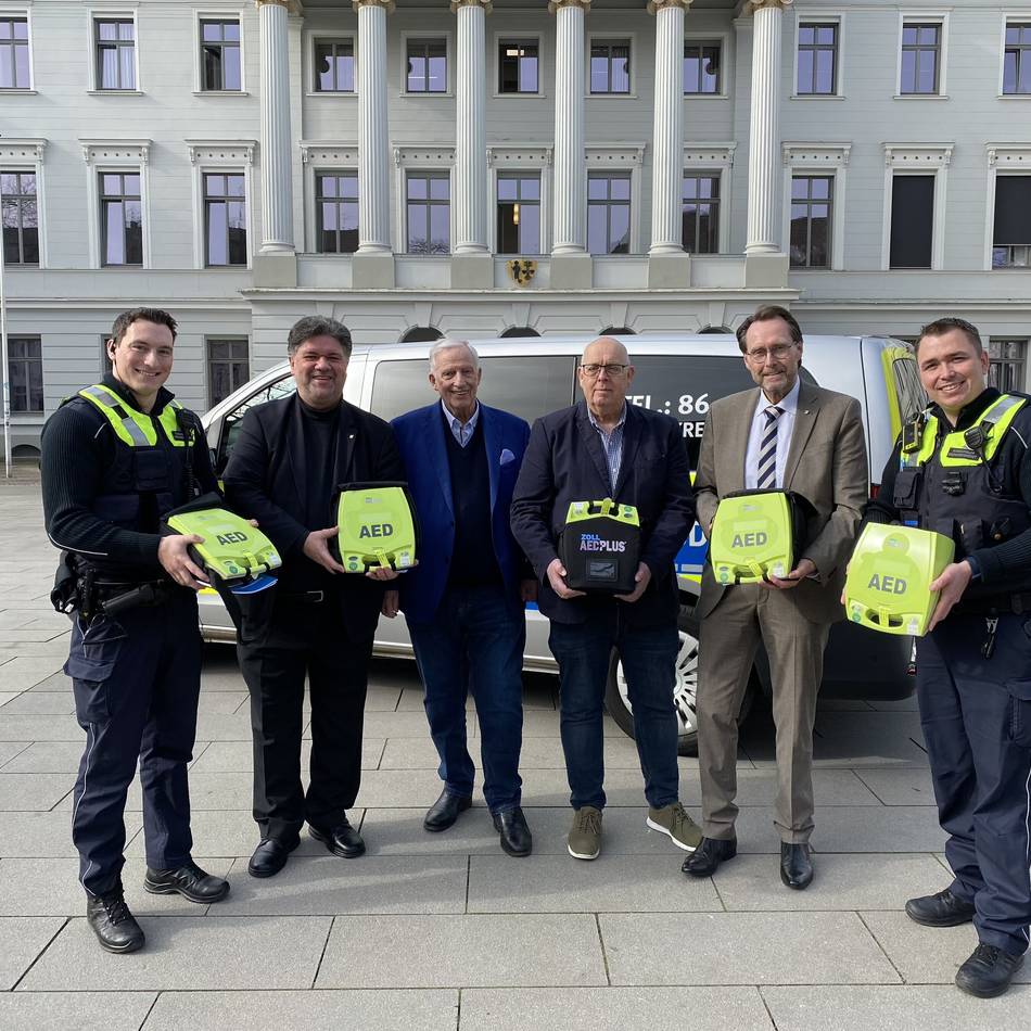 Sicherheit in Krefeld: Defibrillatoren für die Fahrzeuge des KOD